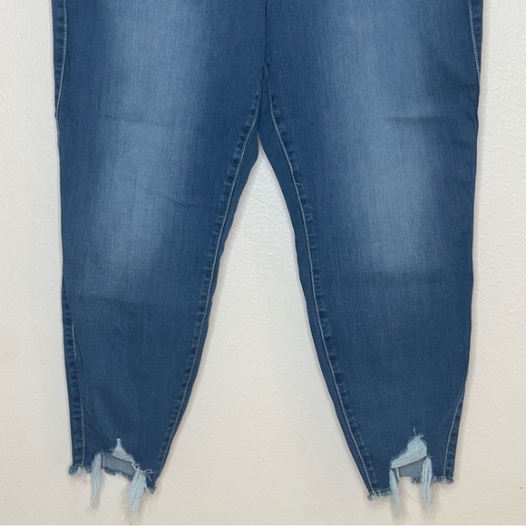 Torrid Feel The Fit Jegging Super Soft Jeans Size 24 / 3 Buttons Stretch - Picture 10 of 11